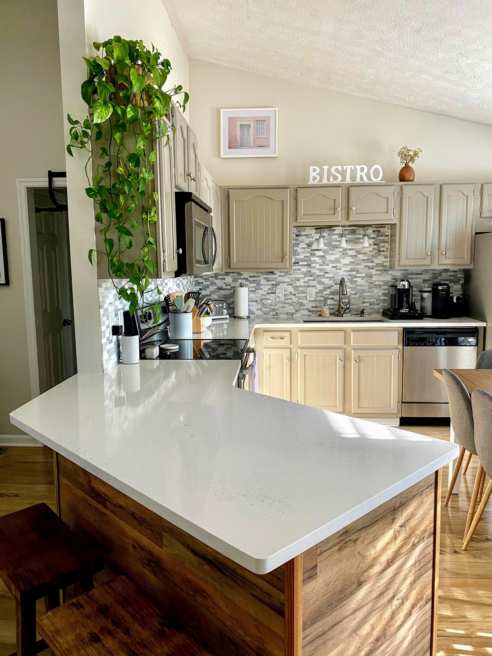 Quartz worktop and marble mosaic backsplash in the finished Elmore kitchen
